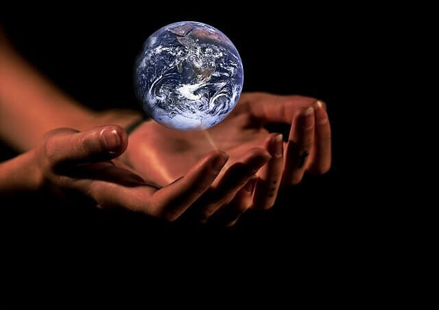 La imagen de la tierra flotando sobre las manos de una persona